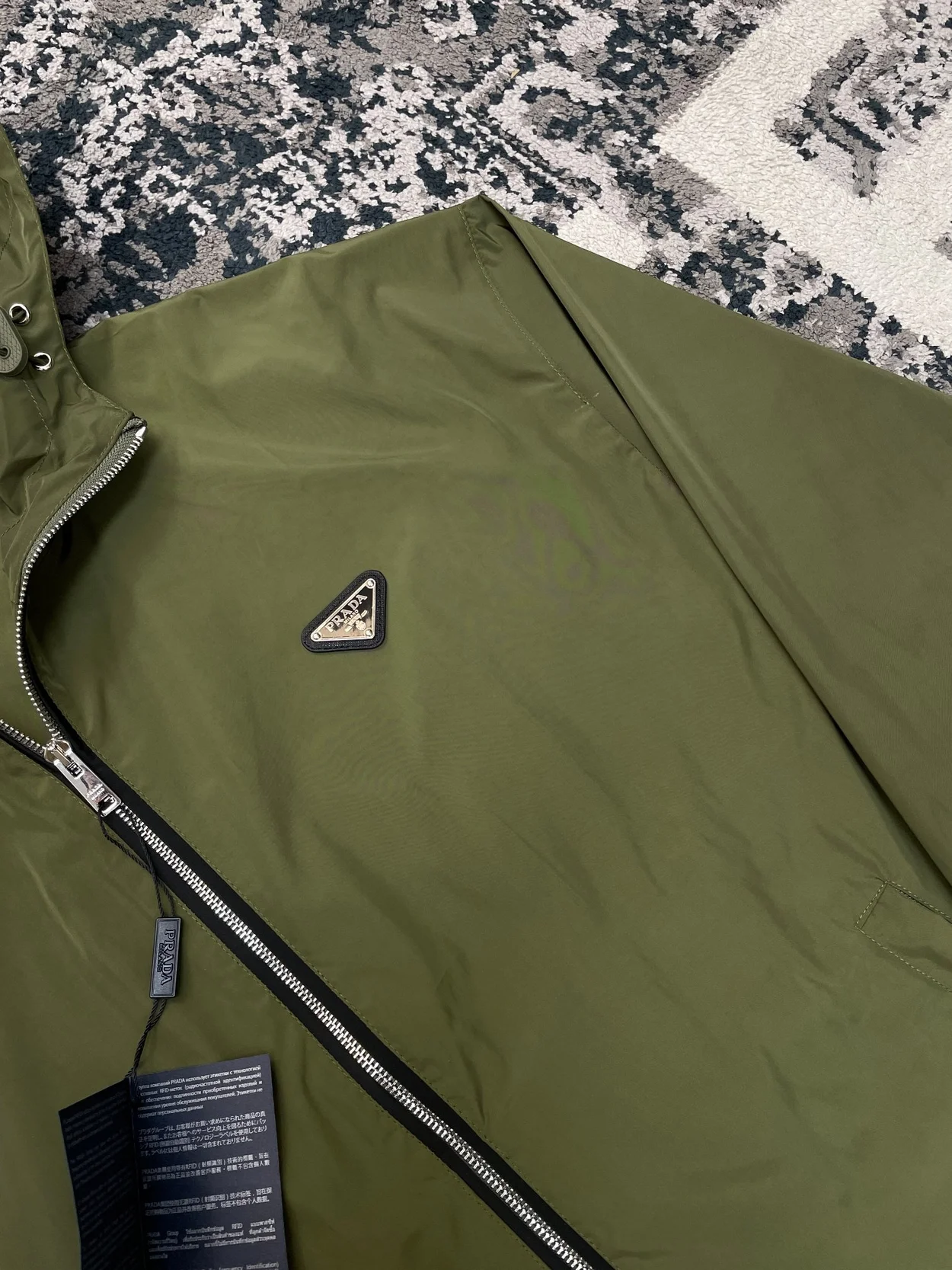 프라다 리나일론 에나멜 트라이앵글 로고 자켓 카키