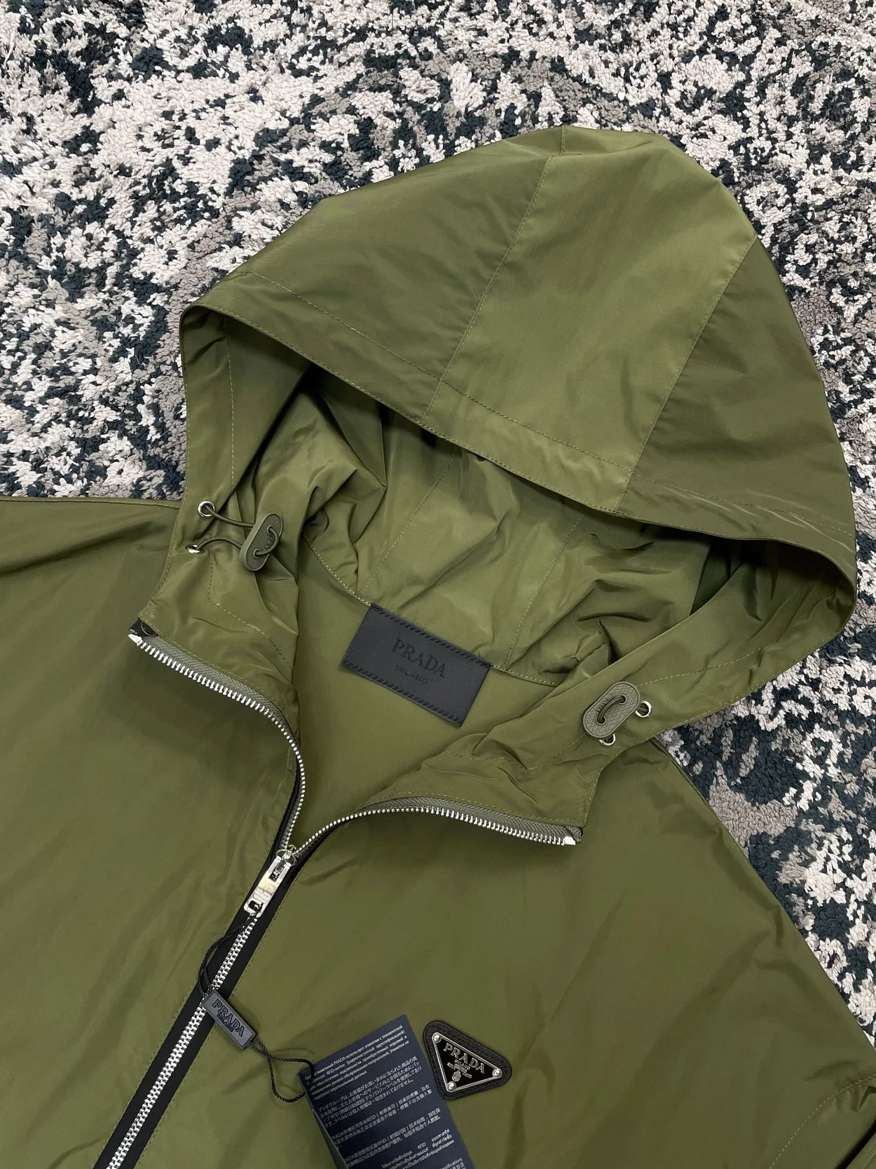 프라다 리나일론 에나멜 트라이앵글 로고 자켓 카키