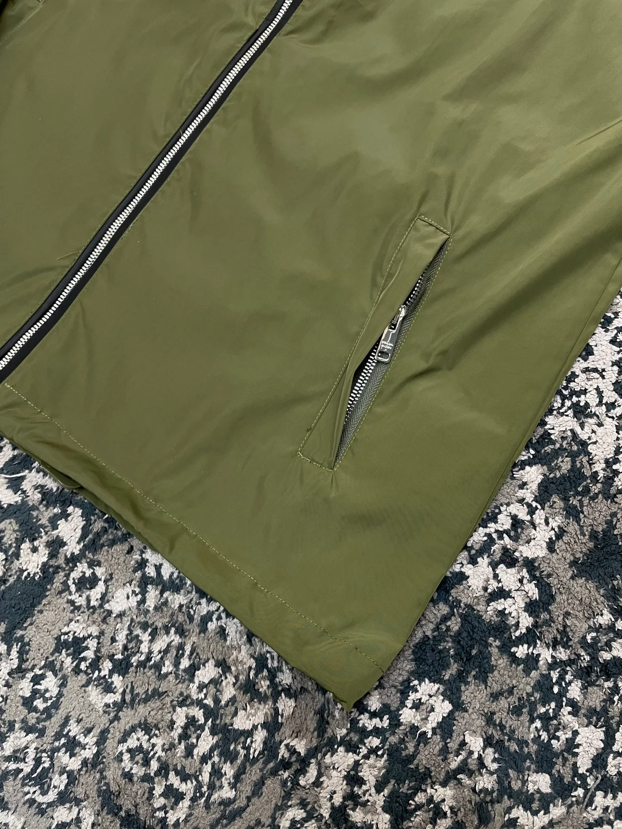 프라다 리나일론 에나멜 트라이앵글 로고 자켓 카키