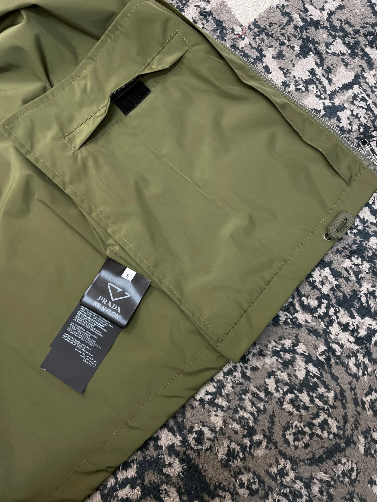 프라다 리나일론 에나멜 트라이앵글 로고 자켓 카키
