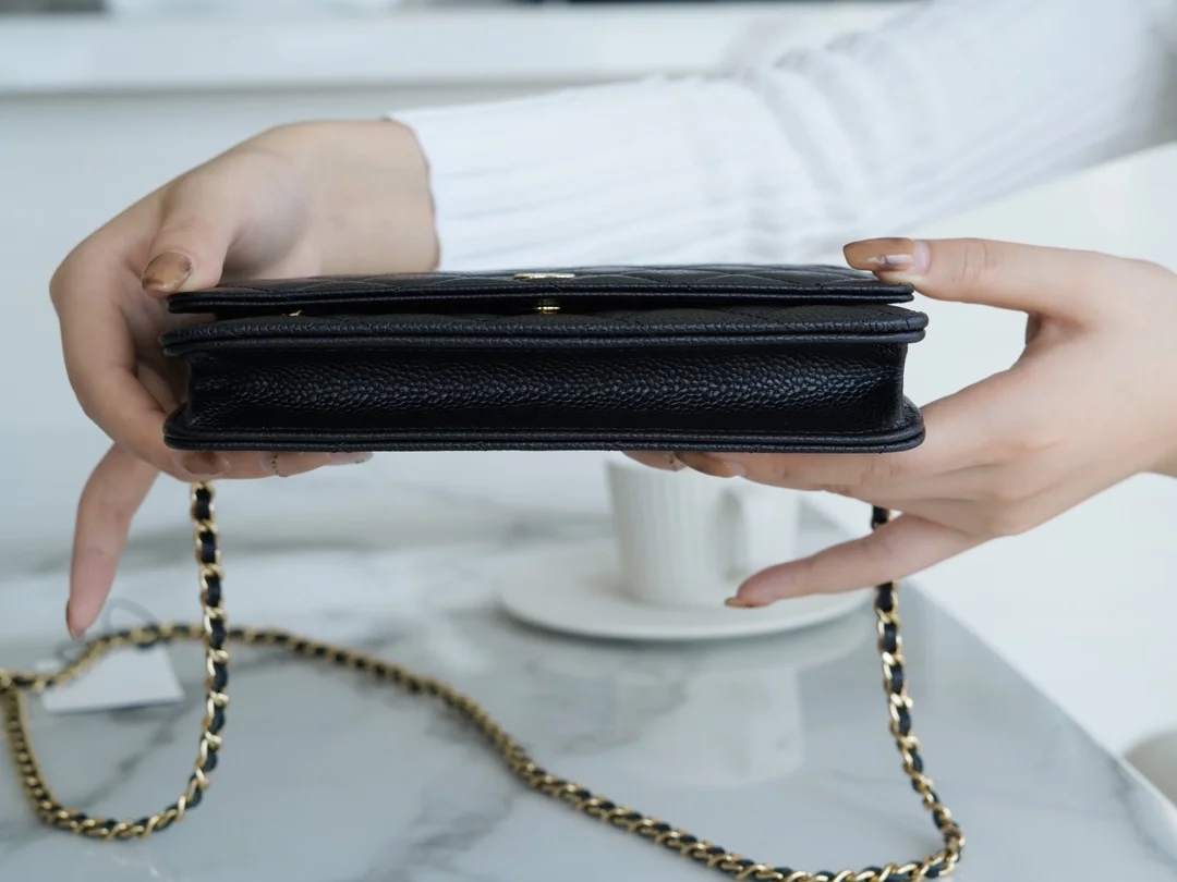 샤넬 클래식 WOC 블랙 금장 캐비어