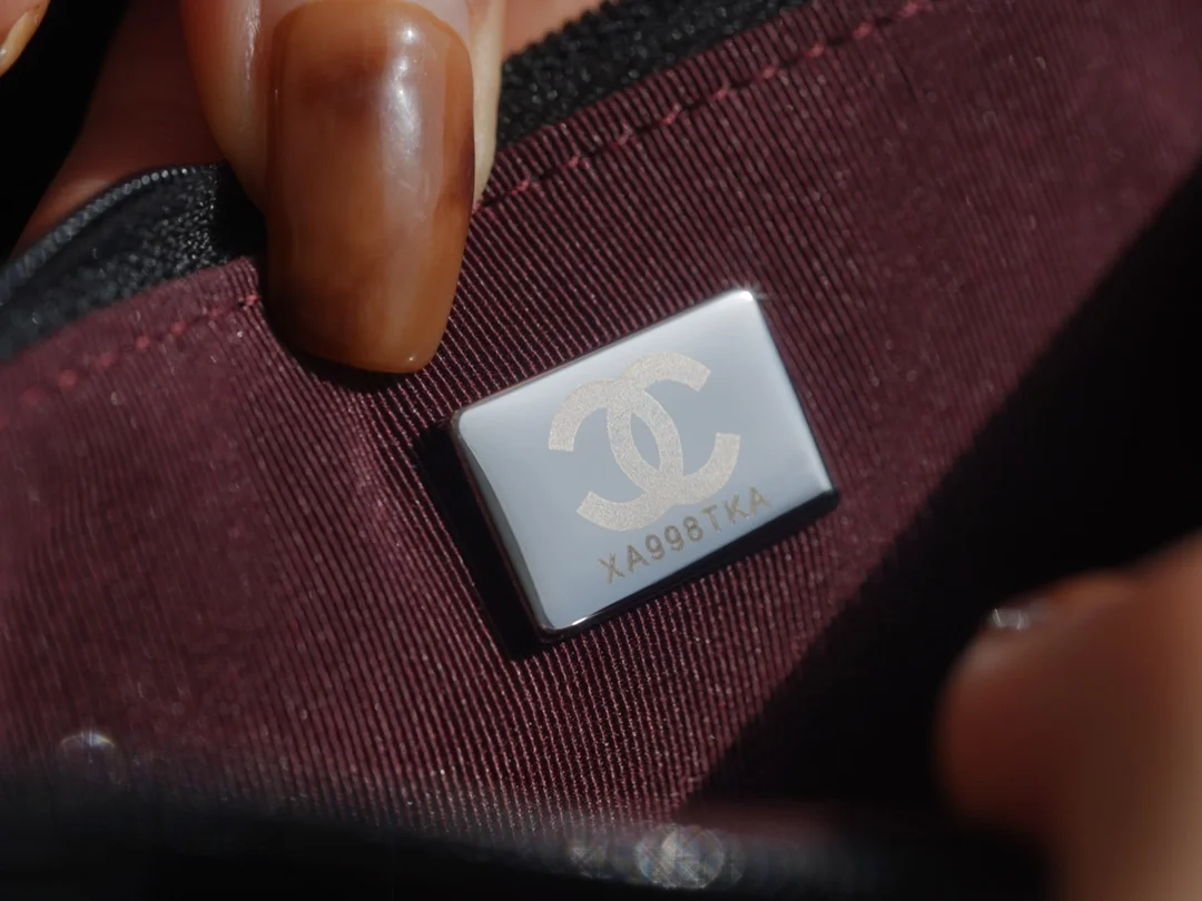 샤넬 클래식 WOC 블랙 은장 캐비어