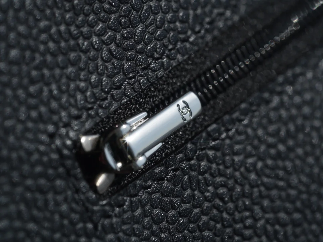 샤넬 클래식 WOC 블랙 은장 캐비어