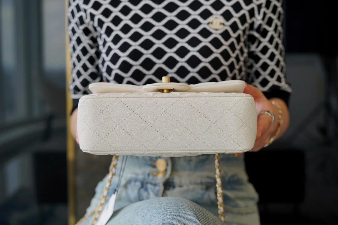 샤넬 클래식 뉴미니 탑핸들 플랩백 화이트 캐비어