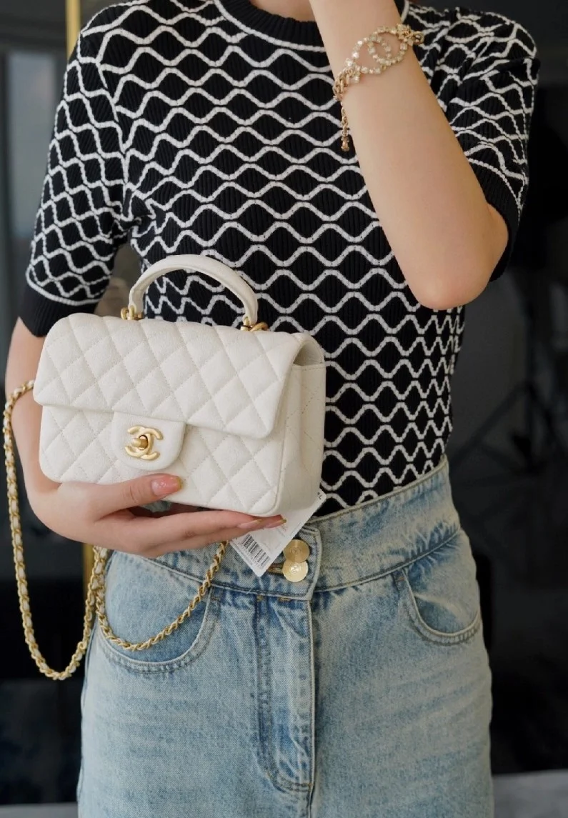 샤넬 클래식 뉴미니 탑핸들 플랩백 화이트 캐비어