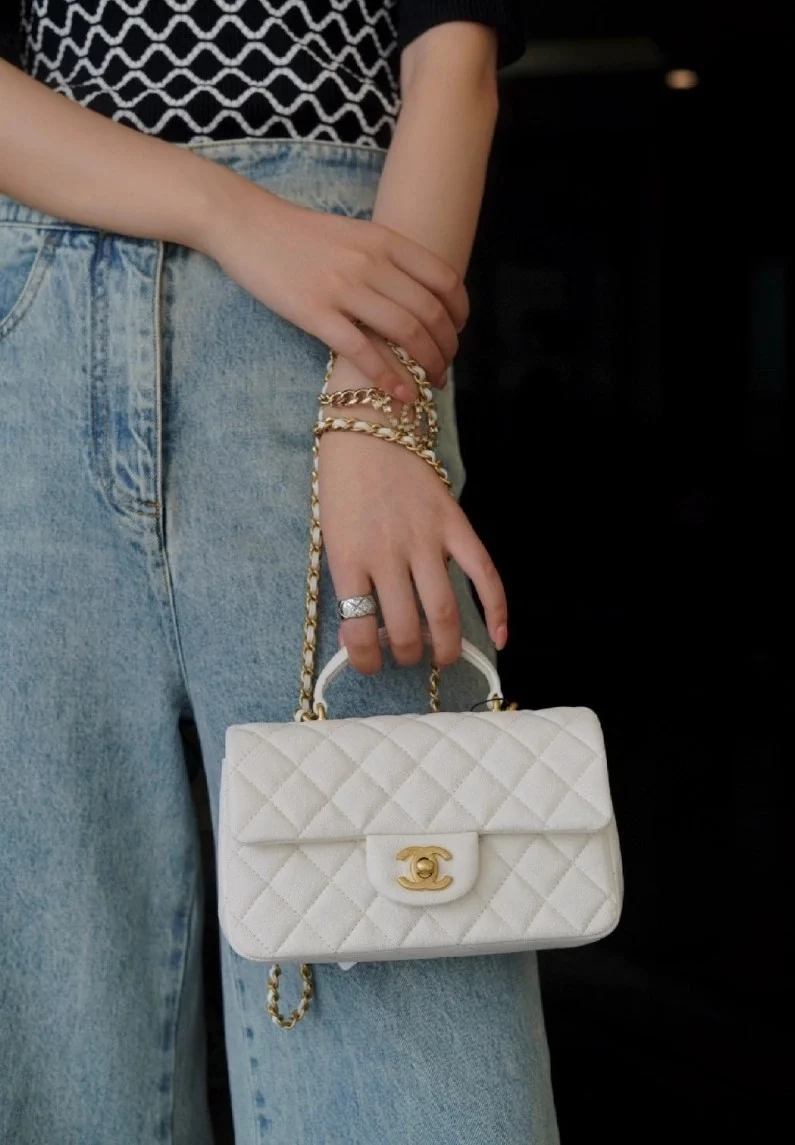 샤넬 클래식 뉴미니 탑핸들 플랩백 화이트 캐비어