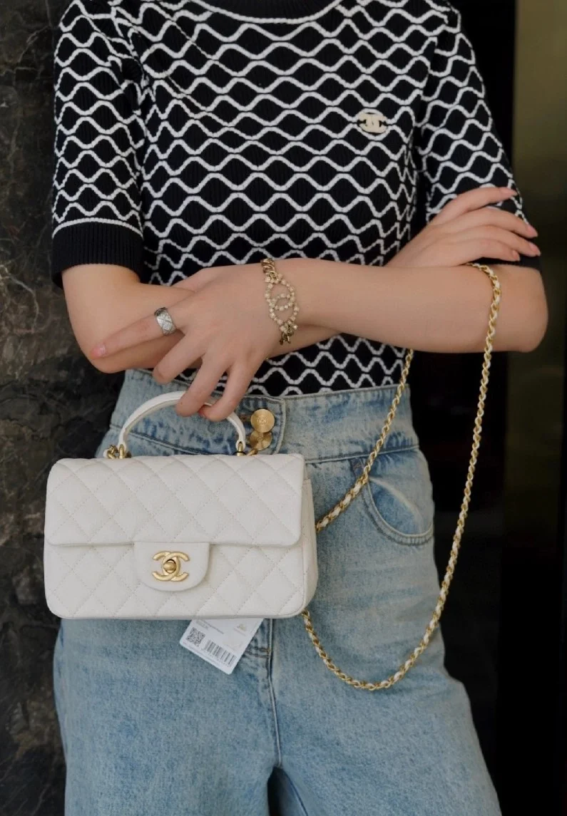 샤넬 클래식 뉴미니 탑핸들 플랩백 화이트 캐비어