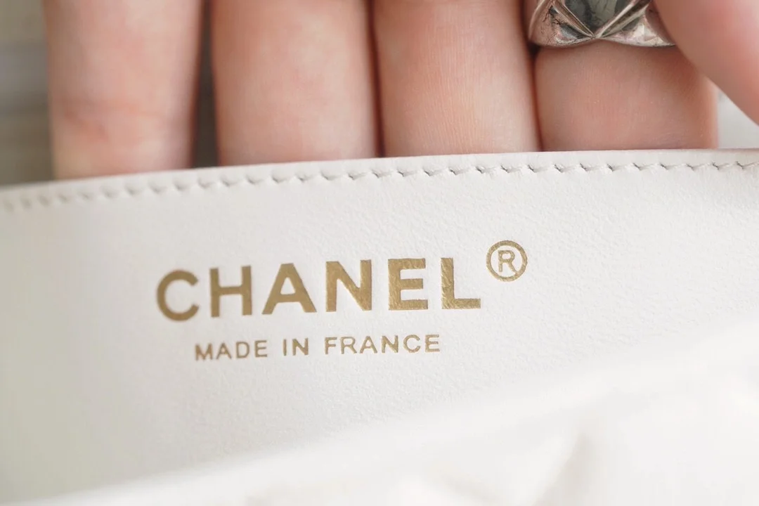 샤넬 클래식 뉴미니 탑핸들 플랩백 화이트 캐비어