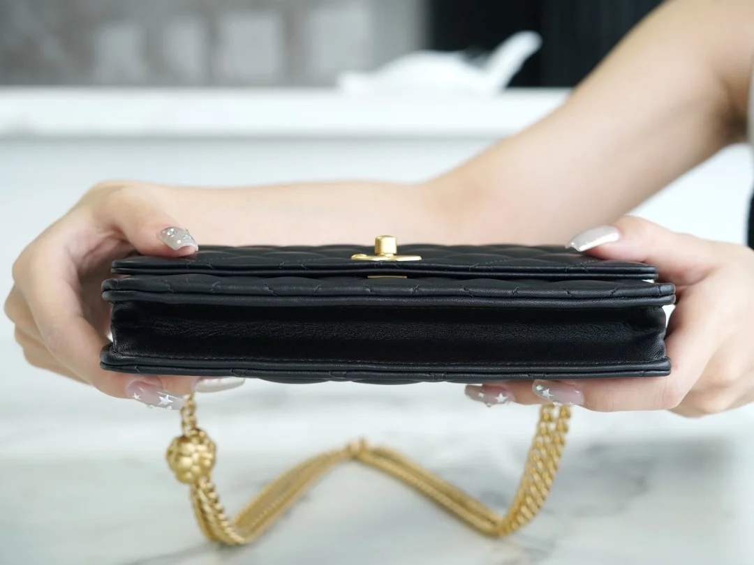 샤넬 WOC 까멜리아 블랙