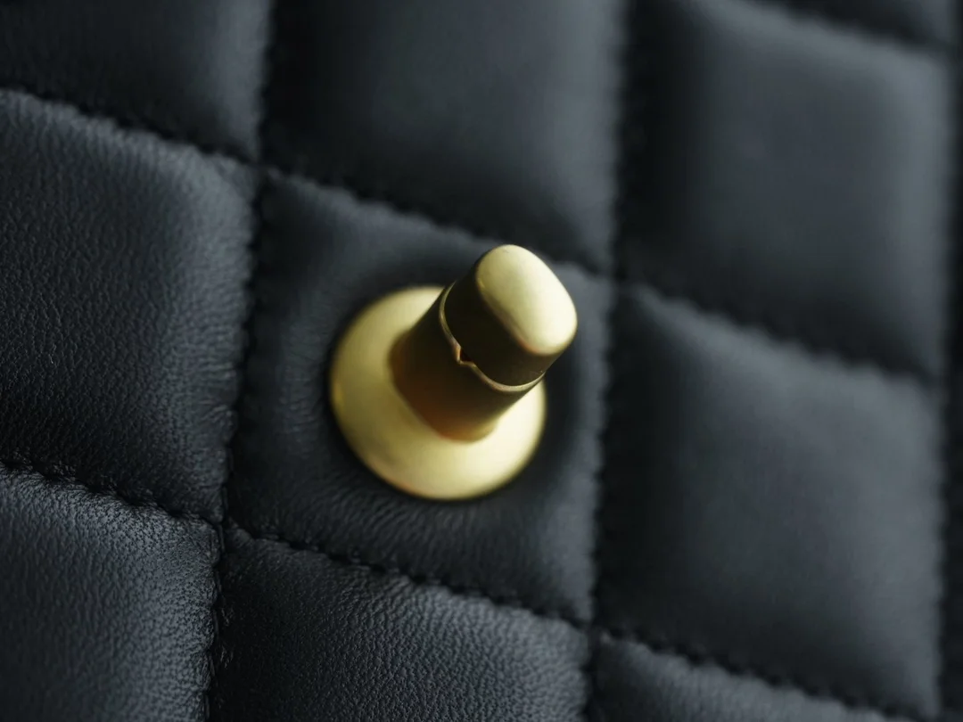 샤넬 WOC 까멜리아 블랙