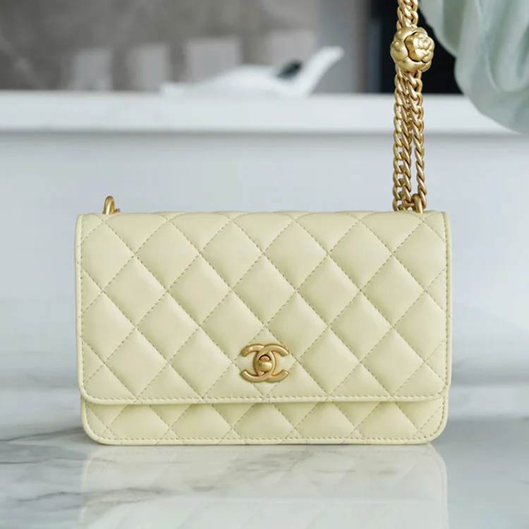 샤넬 WOC 까멜리아 옐로우