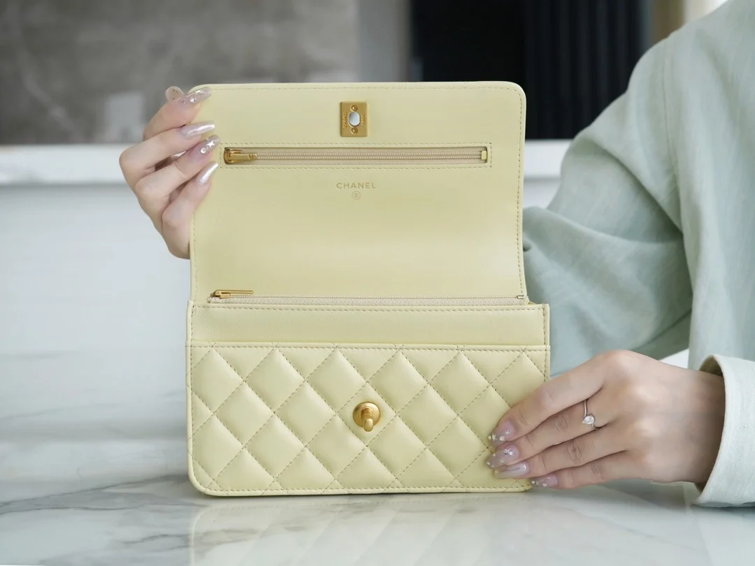 샤넬 WOC 까멜리아 옐로우