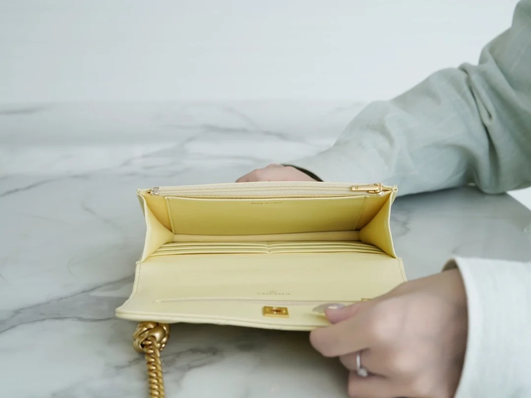 샤넬 WOC 까멜리아 옐로우