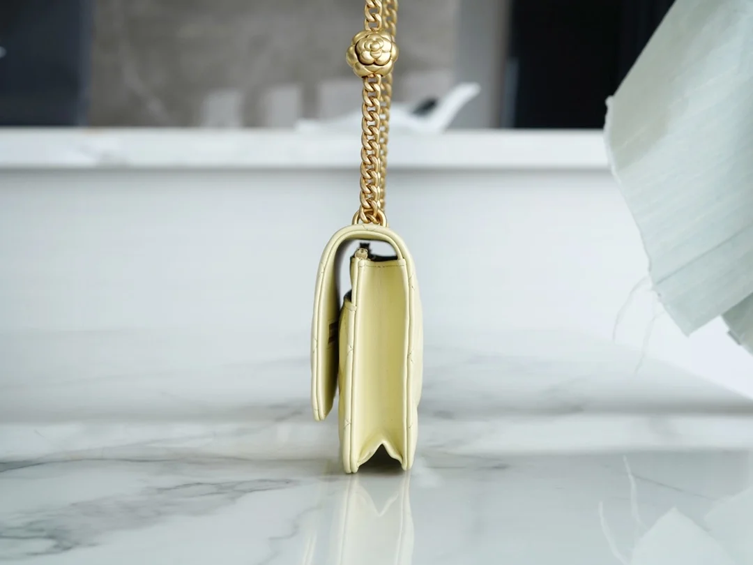 샤넬 WOC 까멜리아 옐로우