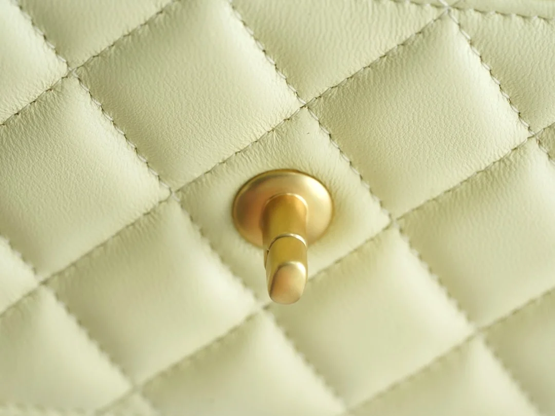 샤넬 WOC 까멜리아 옐로우