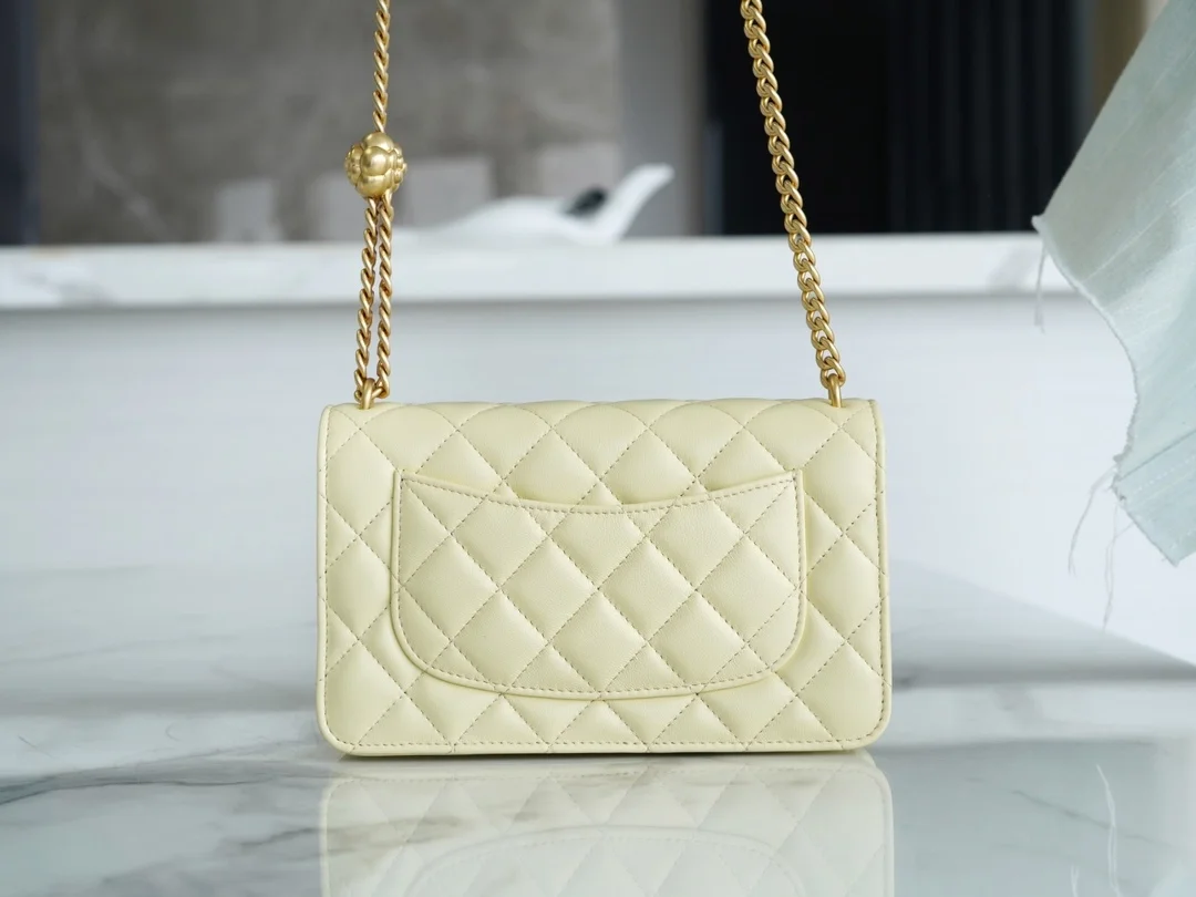 샤넬 WOC 까멜리아 옐로우