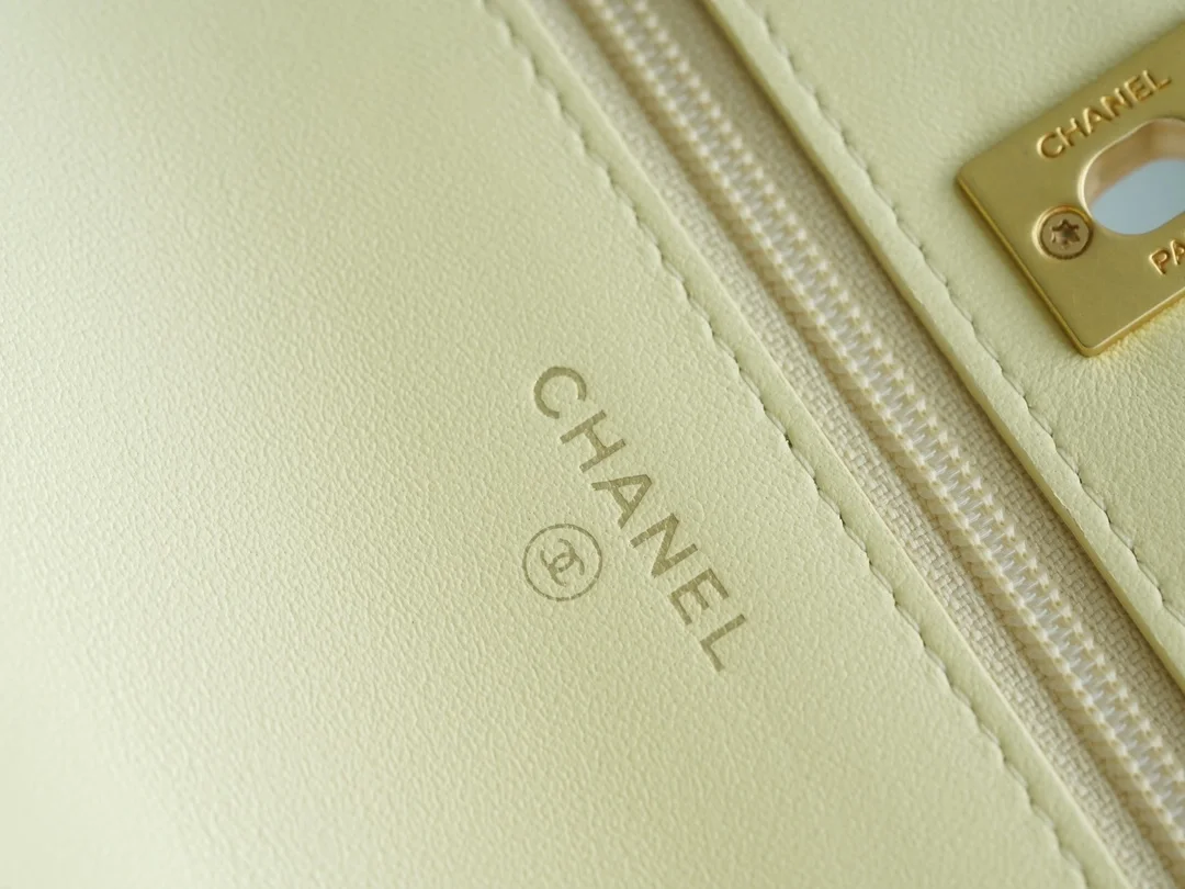 샤넬 WOC 까멜리아 옐로우