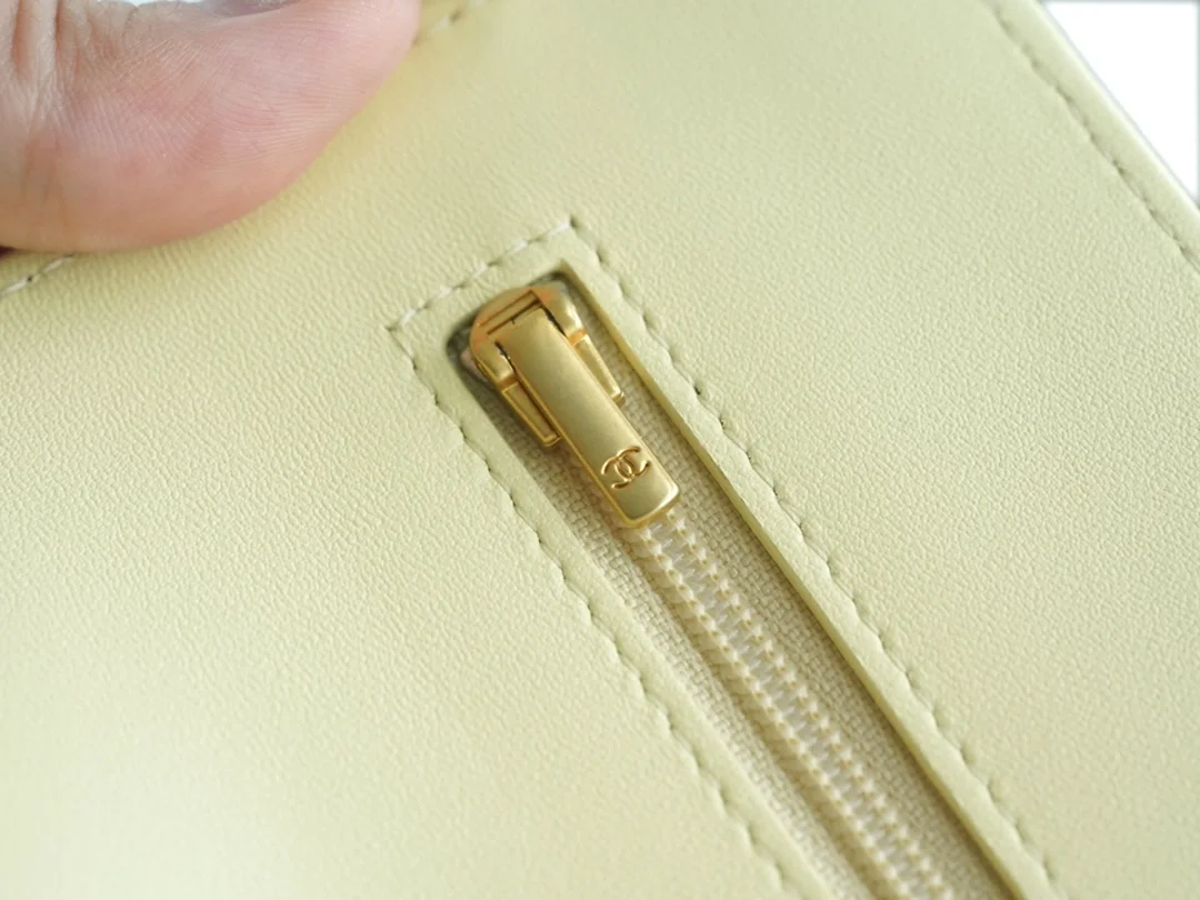 샤넬 WOC 까멜리아 옐로우