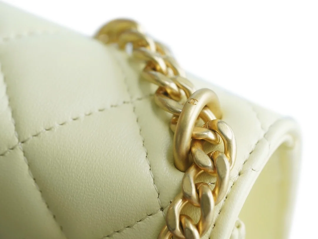 샤넬 WOC 까멜리아 옐로우