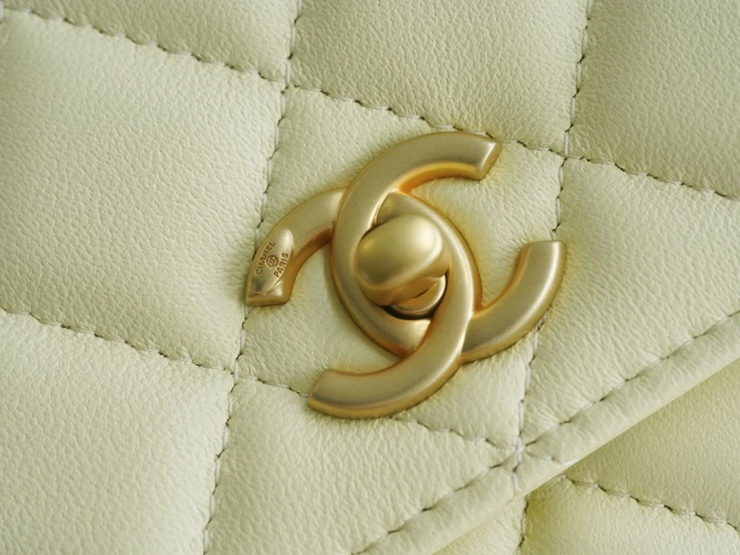 샤넬 WOC 까멜리아 옐로우