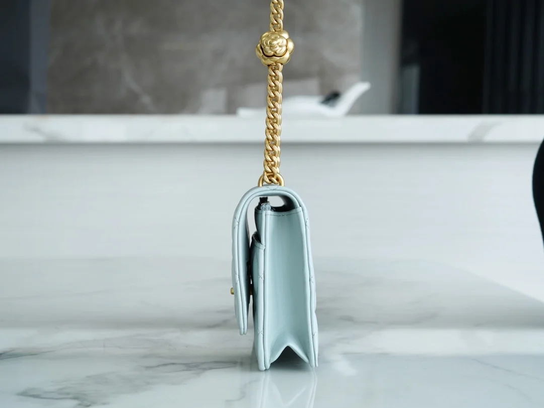 샤넬 WOC 까멜리아 라이트블루