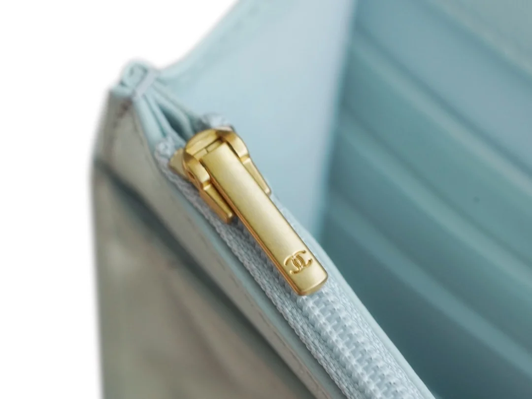 샤넬 WOC 까멜리아 라이트블루