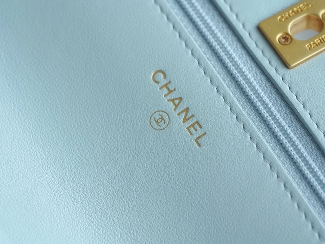 샤넬 WOC 까멜리아 라이트블루