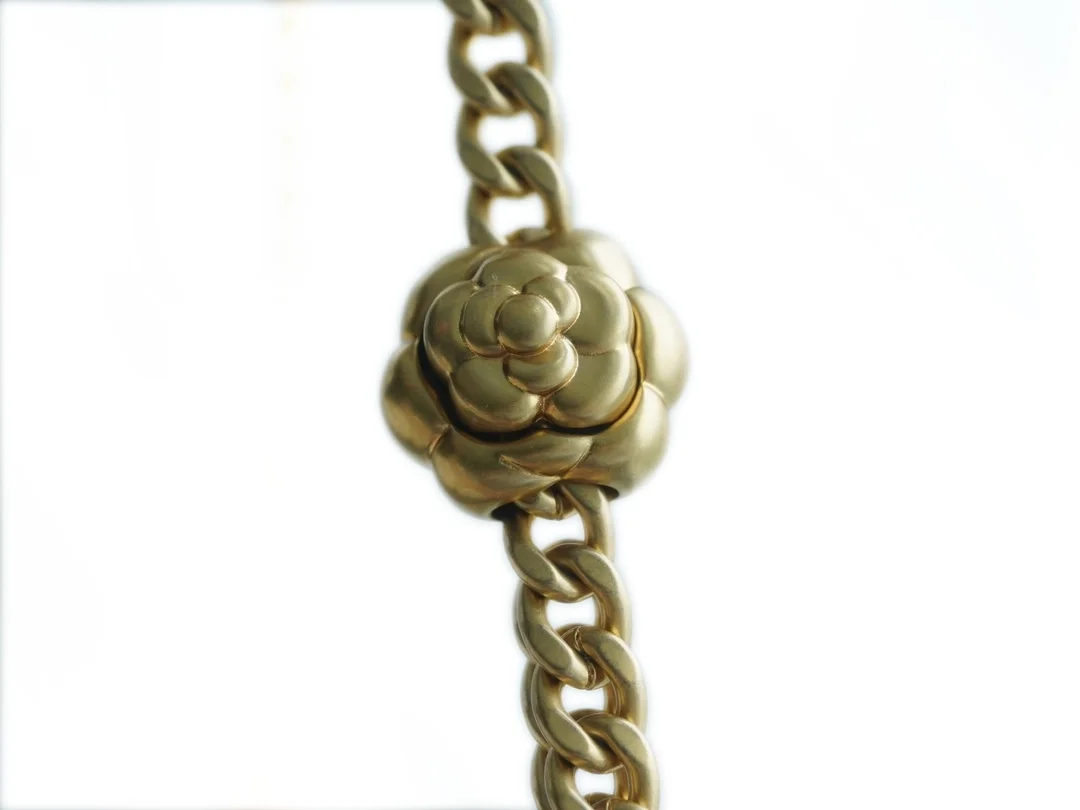 샤넬 WOC 까멜리아 라이트블루