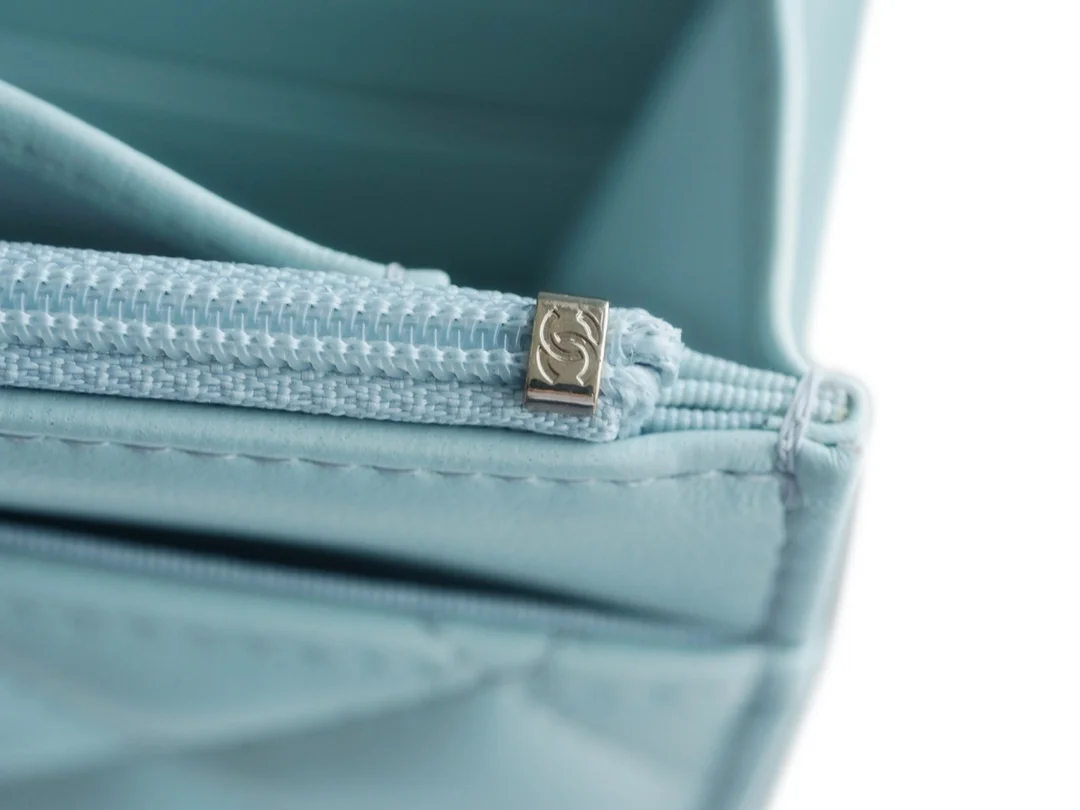 샤넬 WOC 까멜리아 라이트블루