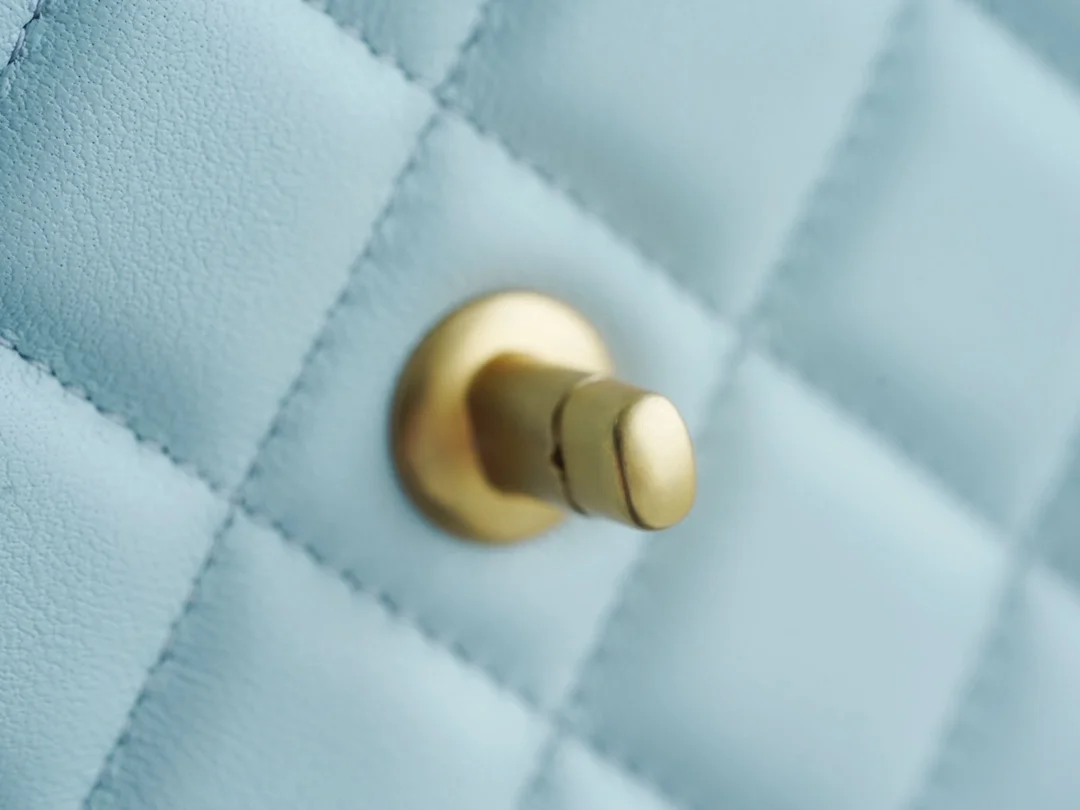 샤넬 WOC 까멜리아 라이트블루