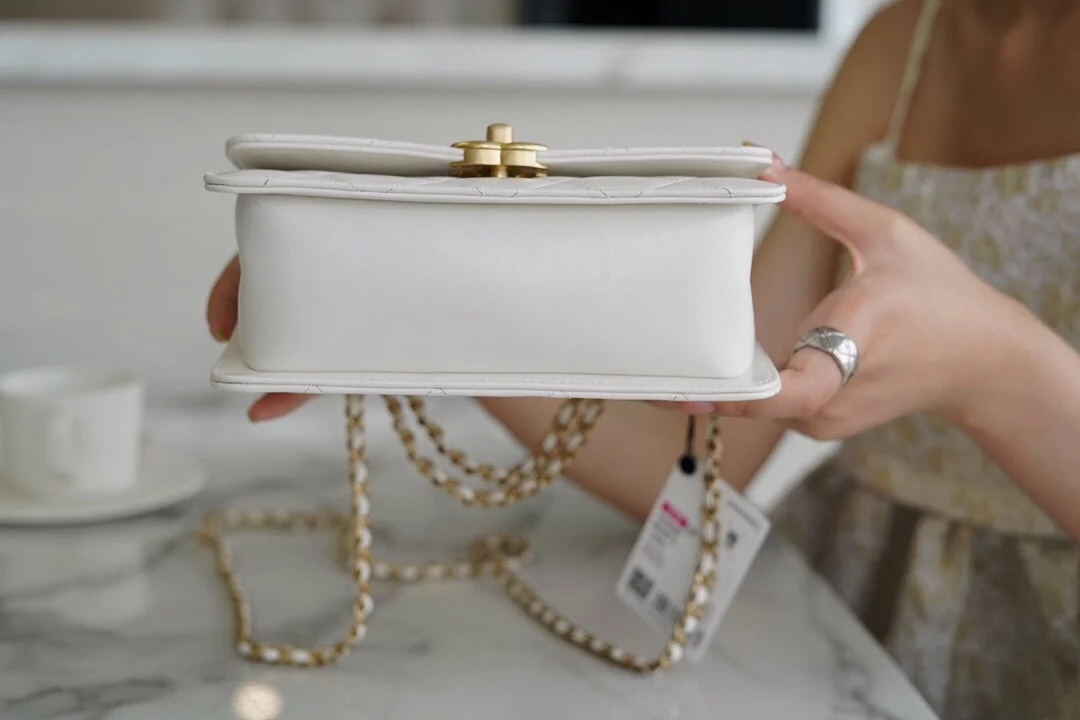 샤넬 클래식 미니 WOC 19 화이트