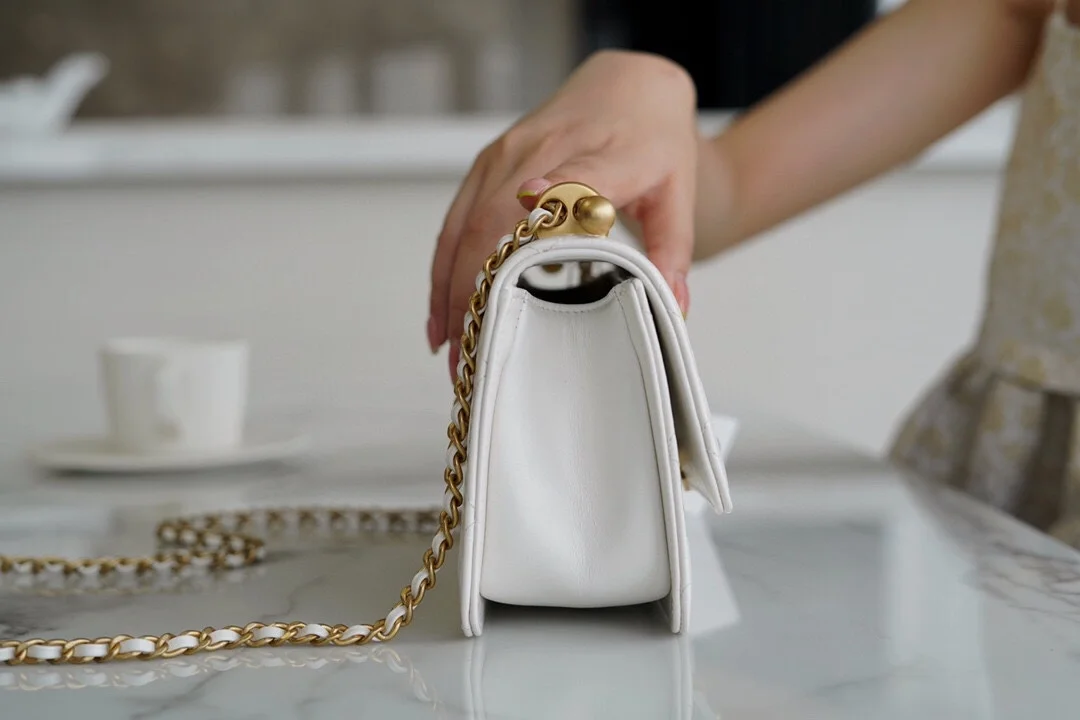 샤넬 클래식 미니 WOC 19 화이트