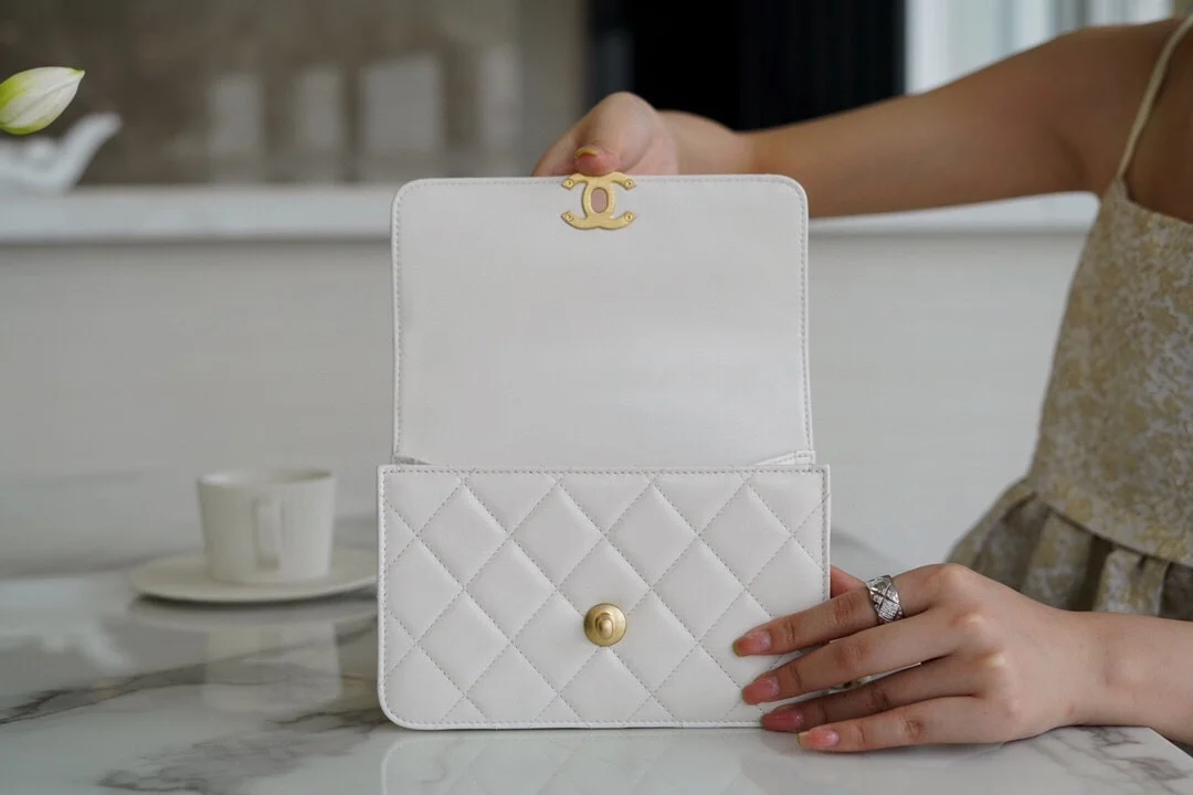 샤넬 클래식 미니 WOC 19 화이트