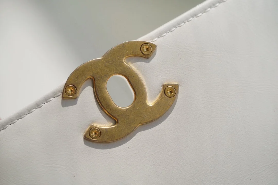 샤넬 클래식 미니 WOC 19 화이트