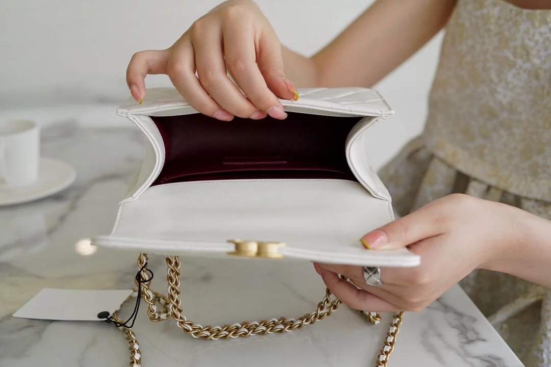 샤넬 클래식 미니 WOC 19 화이트