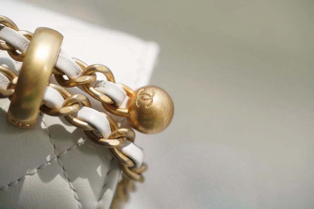 샤넬 클래식 미니 WOC 19 화이트