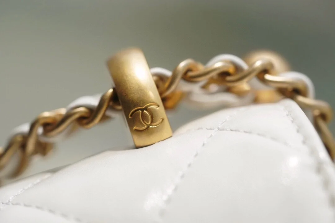 샤넬 클래식 미니 WOC 19 화이트