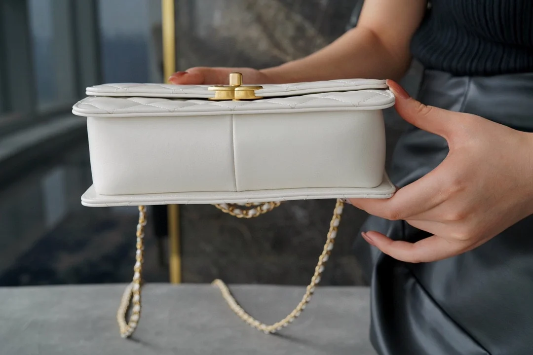 샤넬 클래식 스몰 WOC 22 화이트