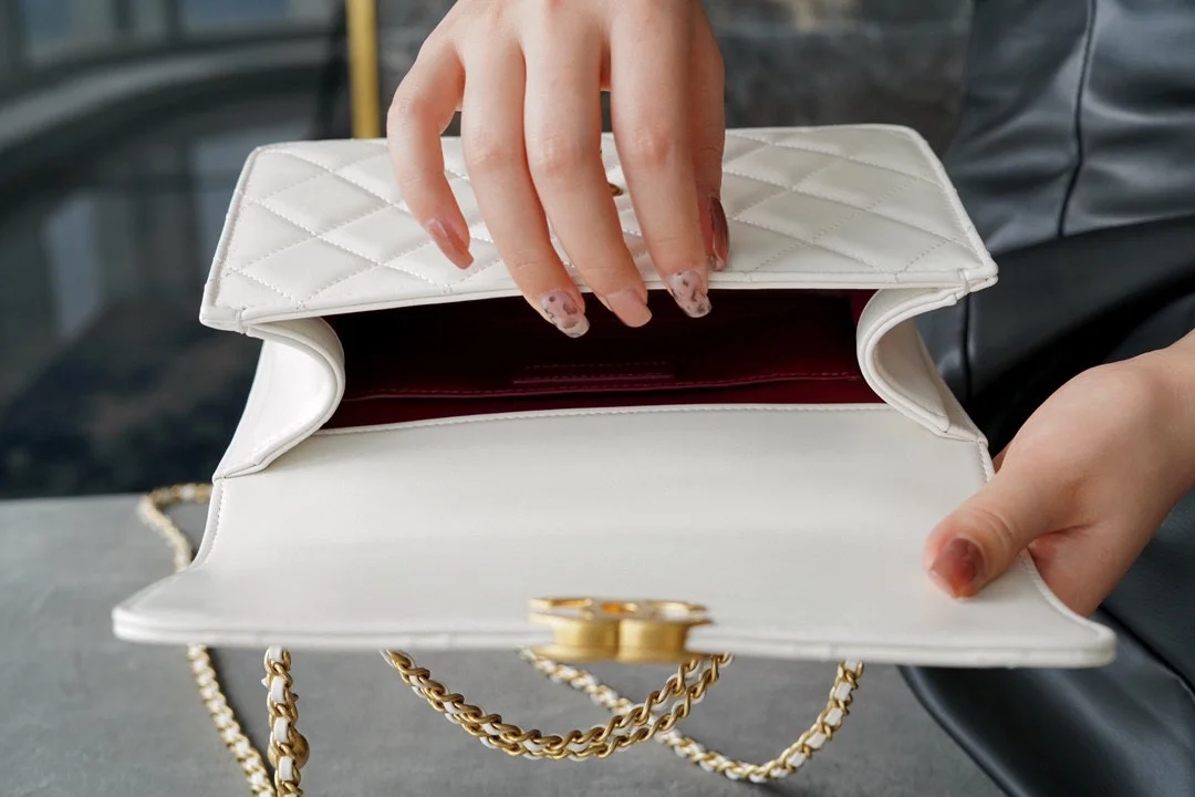 샤넬 클래식 스몰 WOC 22 화이트