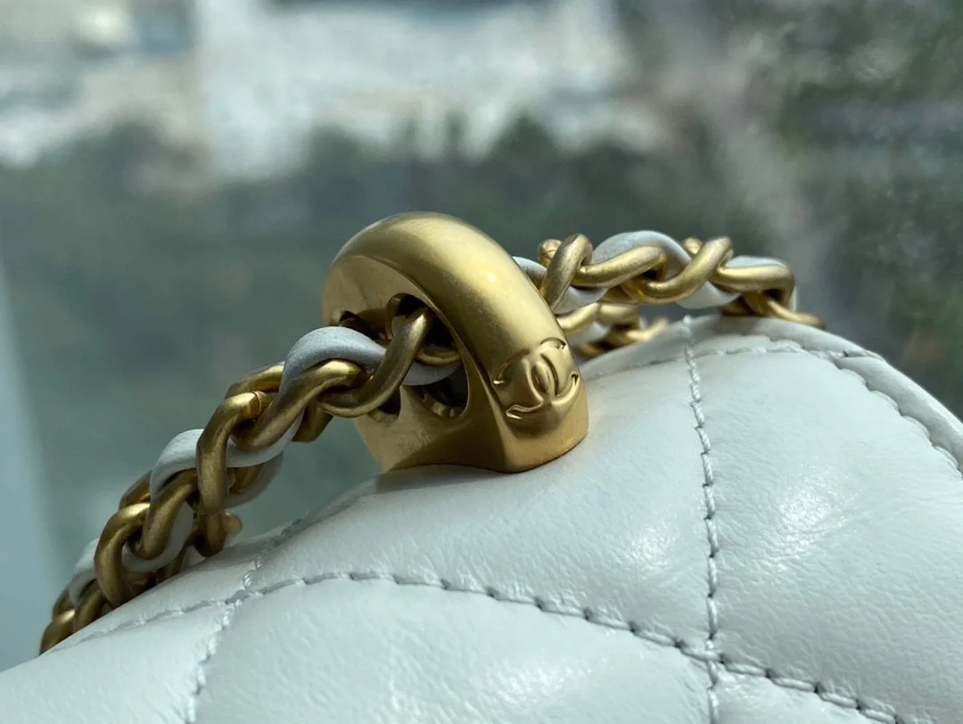 샤넬 클래식 스몰 WOC 22 화이트