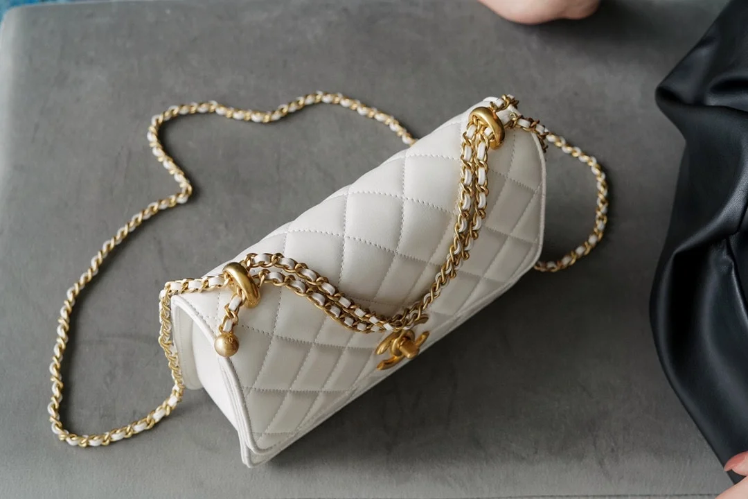 샤넬 클래식 스몰 WOC 22 화이트