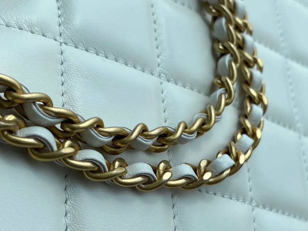 샤넬 클래식 스몰 WOC 22 화이트