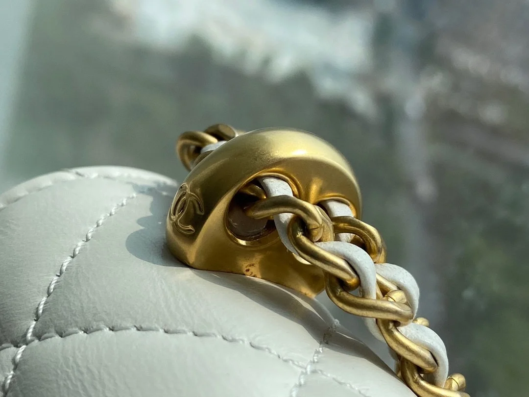 샤넬 클래식 스몰 WOC 22 화이트