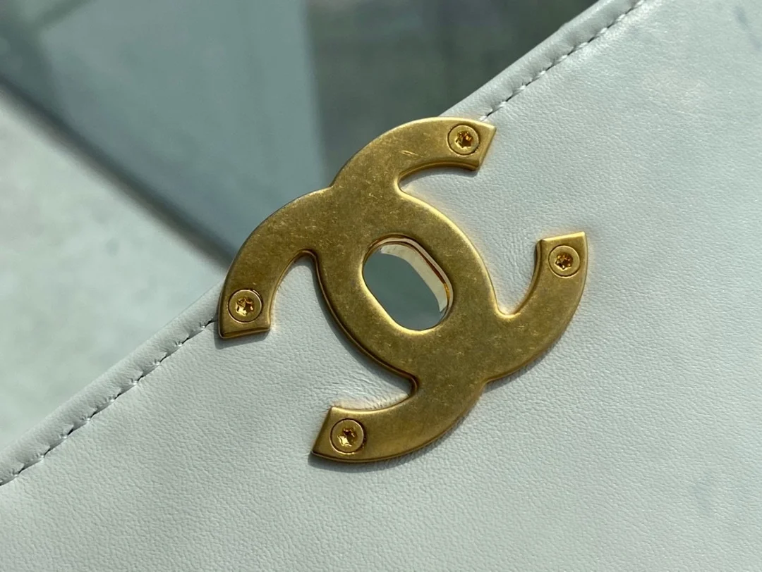 샤넬 클래식 스몰 WOC 22 화이트