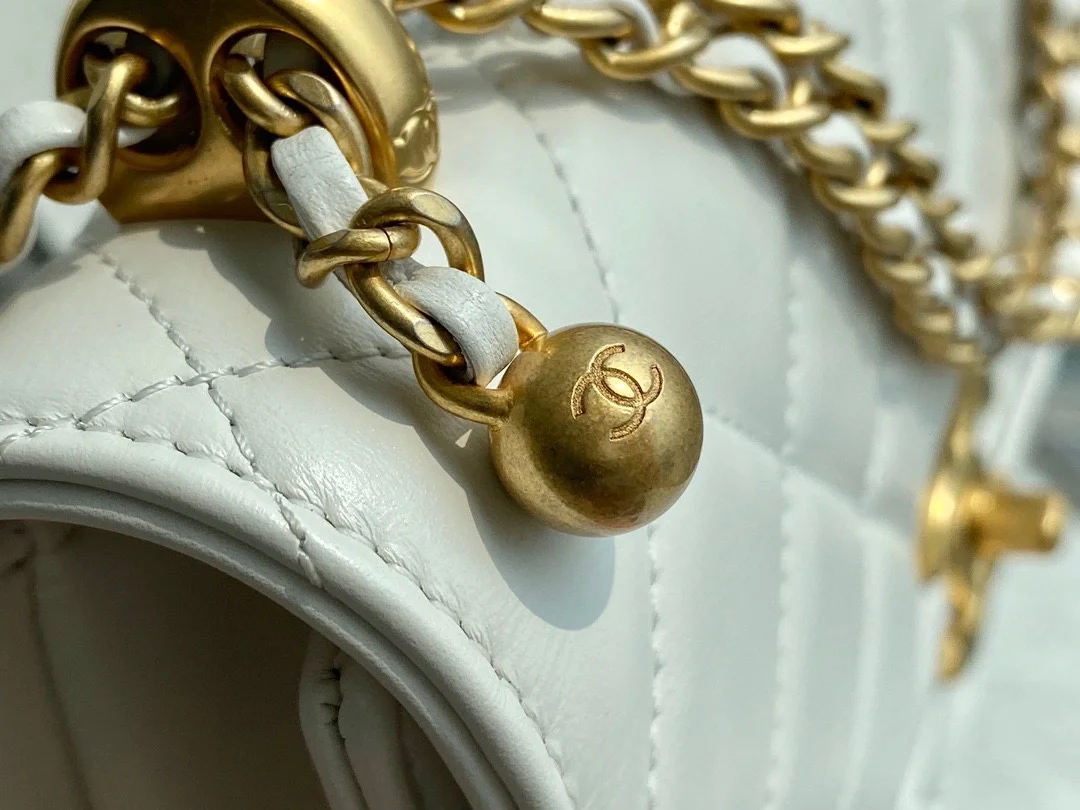 샤넬 클래식 스몰 WOC 22 화이트