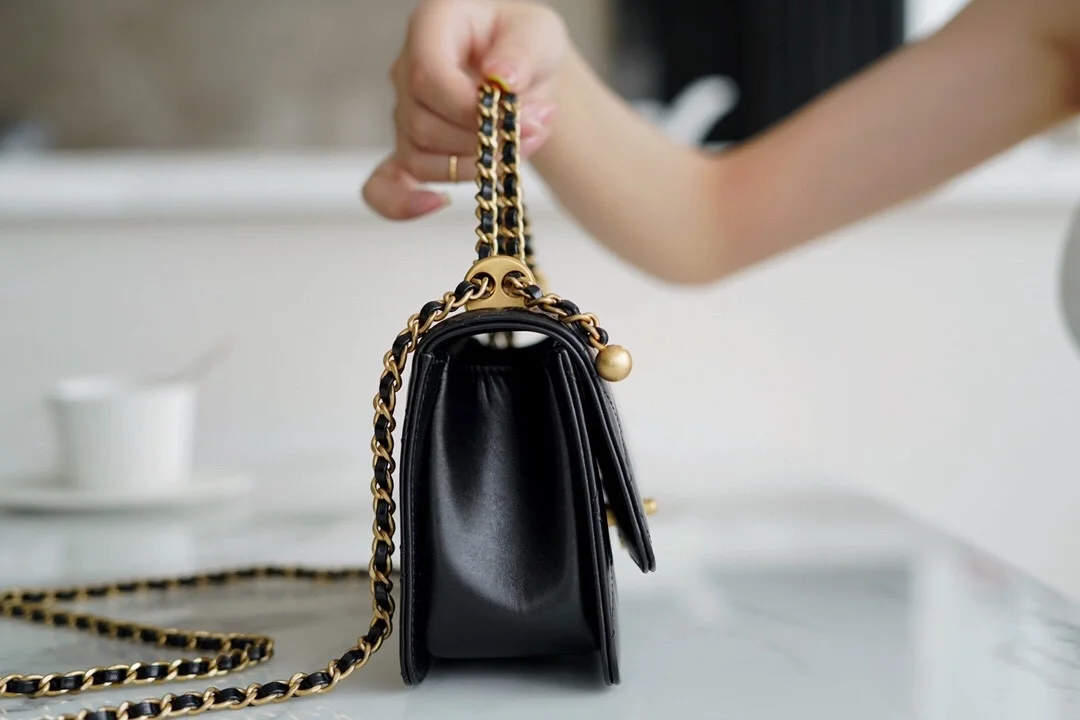 샤넬 클래식 미니 WOC 19 블랙