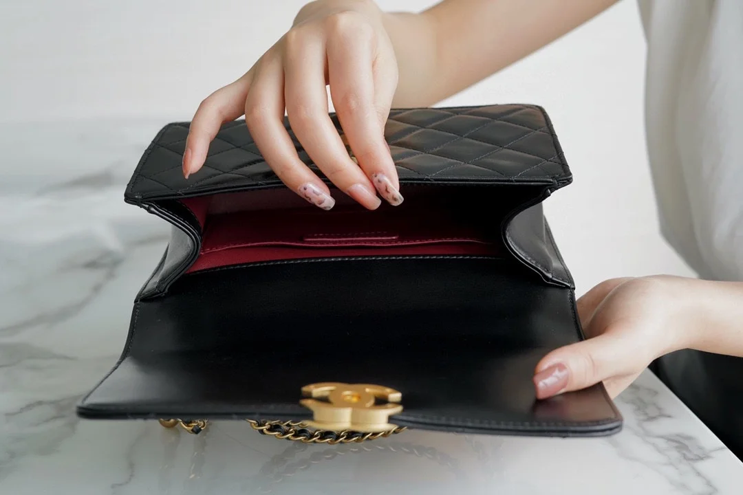 샤넬 클래식 스몰 WOC 22 블랙