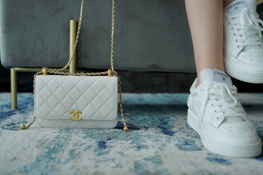 샤넬 WOC 체인 월렛 화이트 램스킨