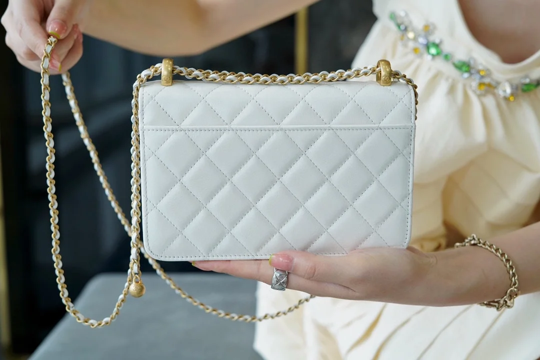 샤넬 WOC 체인 월렛 화이트 램스킨