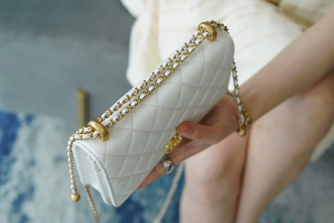 샤넬 WOC 체인 월렛 화이트 램스킨